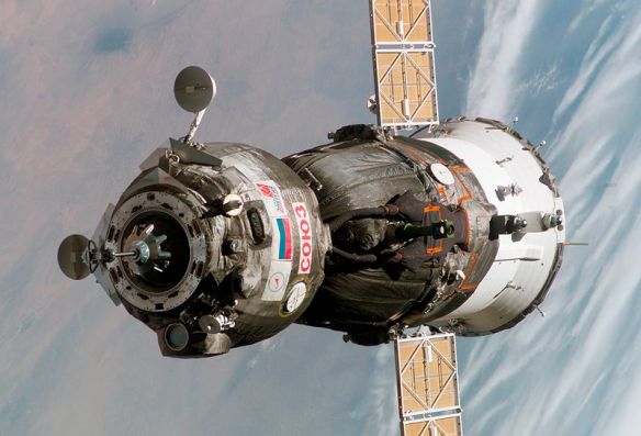 800px-Soyuz_TMA-6_spacecraft